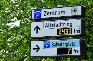 Информационное табло с количеством свободных парковочных мест в Мюнхене