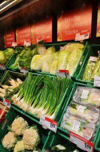 Прилавок с овощами в супермаркете RWE (Мюнхен)