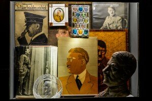 Портреты, фото и значки с Гитлером