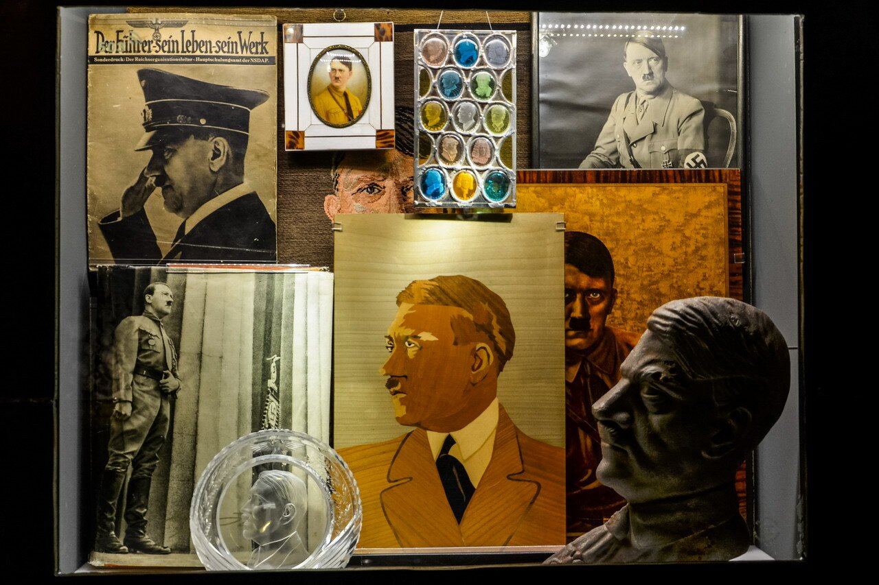 Портреты, фото и значки с Гитлером