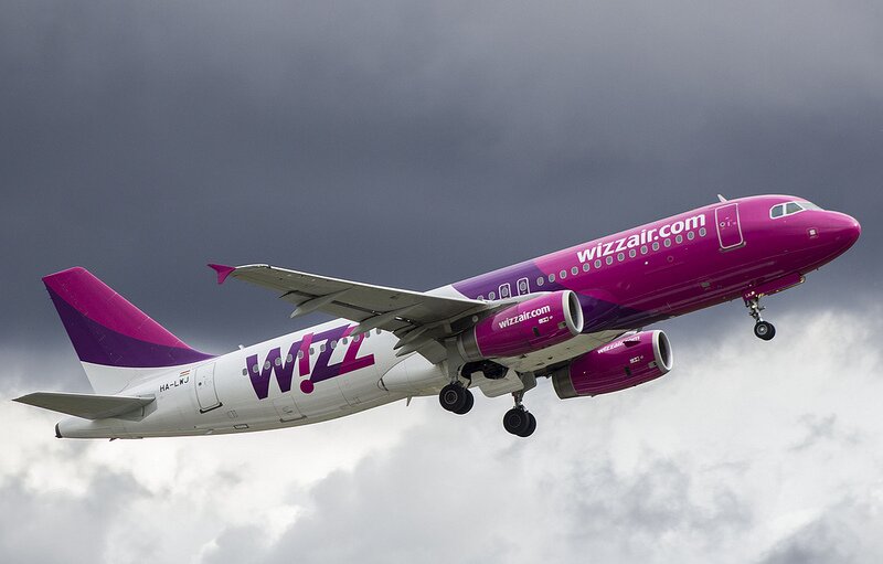 Самолёт авиакомпании WizzAir осуществляет взлёт в аэропорту Вильнюс